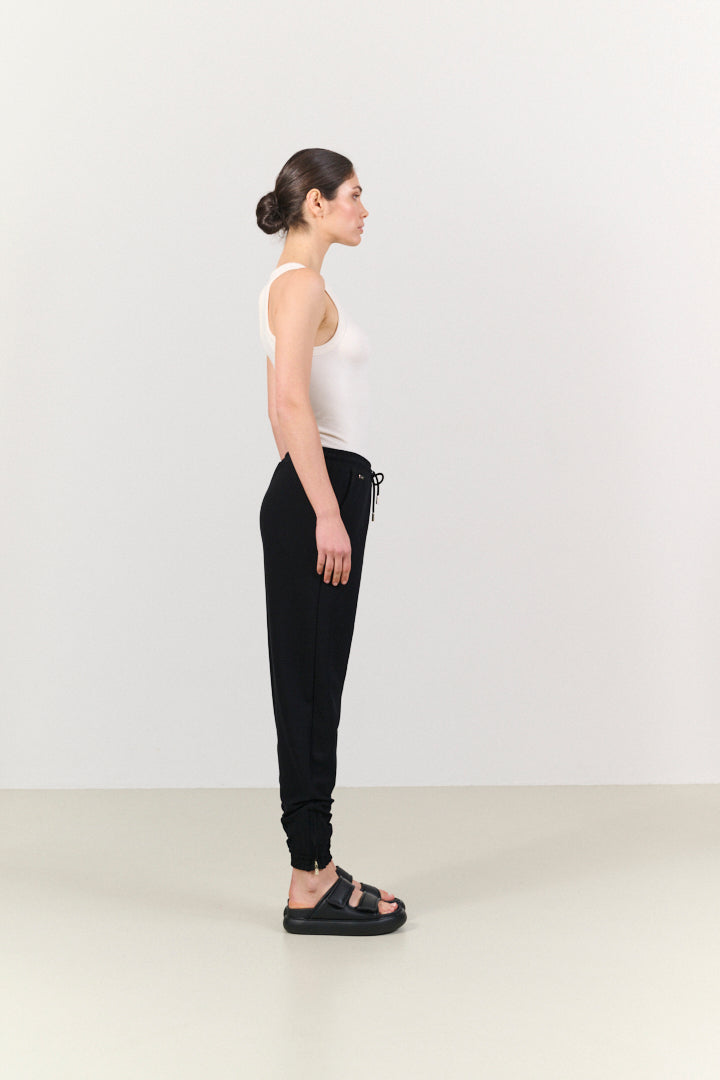 FOREST ESSENTIEL jogger - Black